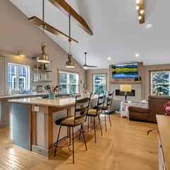 Luxurious 3-Bedroom Townhouse, Walk to Village
