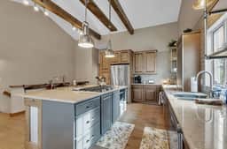 Luxurious 3-Bedroom Townhouse, Walk to Village - Image 2