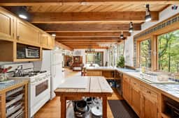 Spacious 6 Bedroom Chalet Near Holiday Valley - Image 3