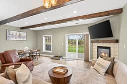Village Townhouse, Walk to Shops, Garage - Image 2