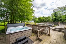 Spacious Family Retreat, Two Living Rooms, Hot Tub - Image 2