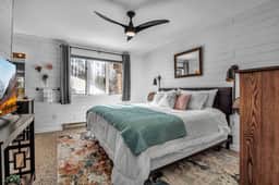 Modern Townhome, 2 Decks, Fireplace - Image 4