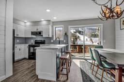 Modern Townhome, 2 Decks, Fireplace - Image 2