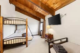 3-Bed Family Townhouse with Scenic Views & Patio - Image 4