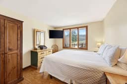 3-Bed Family Townhouse with Scenic Views & Patio - Image 3