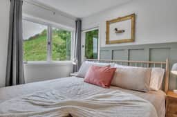 SnowPine Condo, King Bed, 2 Full Baths - Image 3