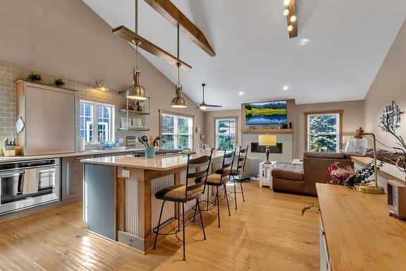 Luxurious 3-Bedroom Townhouse, Walk to Village - Image 1