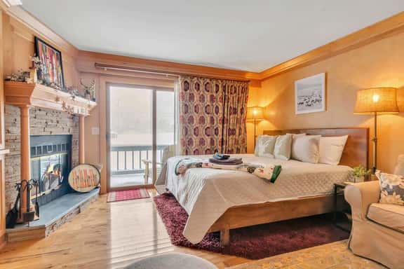 Cozy Studio with Fireplace, King Bed, A/C - Image 1