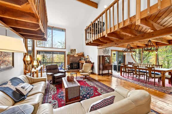 Spacious 6 Bedroom Chalet Near Holiday Valley - Image 1