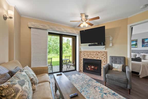 SnowPine Condo, Queen Bed, Fireplace - Image 1