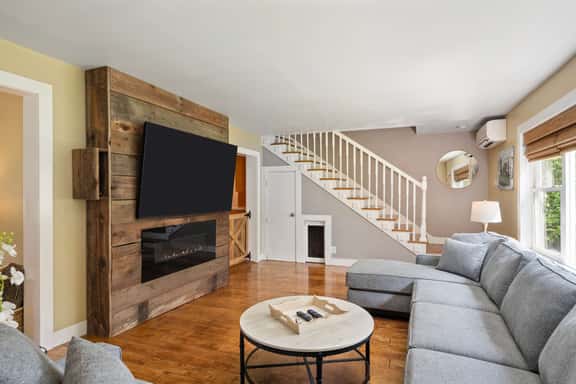 Spacious Family Retreat, Two Living Rooms, Hot Tub - Image 1