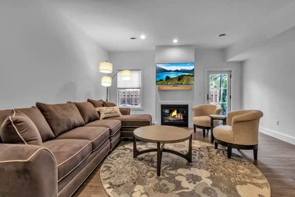 Spacious Townhome with Fireplace - Image 1