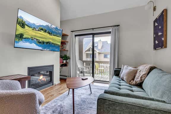 SnowPine Condo, Sleeps 6, King Bed, Patio - Image 1