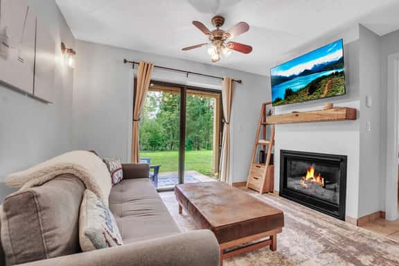 SnowPine Condo, King Bed, Patio + Fireplace - Image 1
