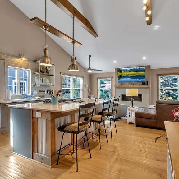 Luxurious 3-Bedroom Townhouse, Walk to Village - Image 1