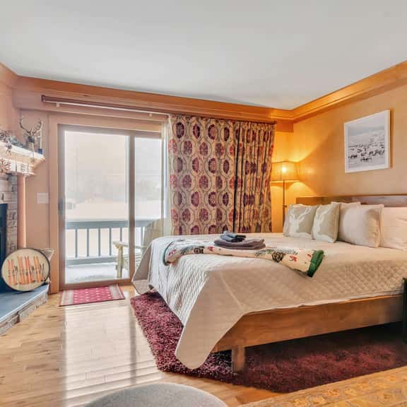 Cozy Studio with Fireplace, King Bed, A/C - Image 1