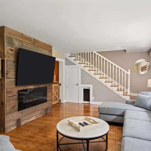 Spacious Family Retreat, Two Living Rooms, Hot Tub - Image 1