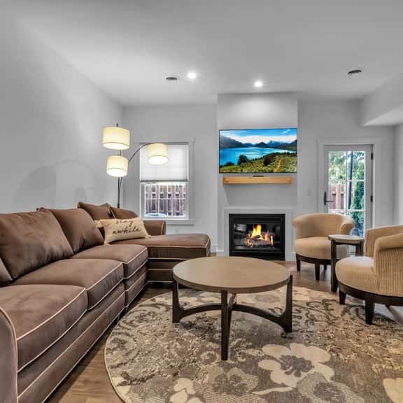 Spacious Townhome with Fireplace - Image 1