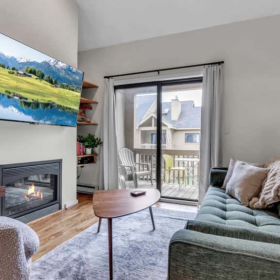 SnowPine Condo, Sleeps 6, King Bed, Patio - Image 1