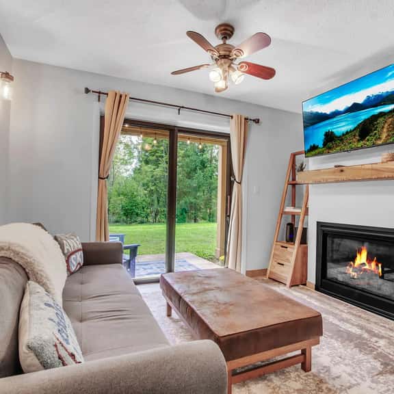 SnowPine Condo, King Bed, Patio + Fireplace - Image 1