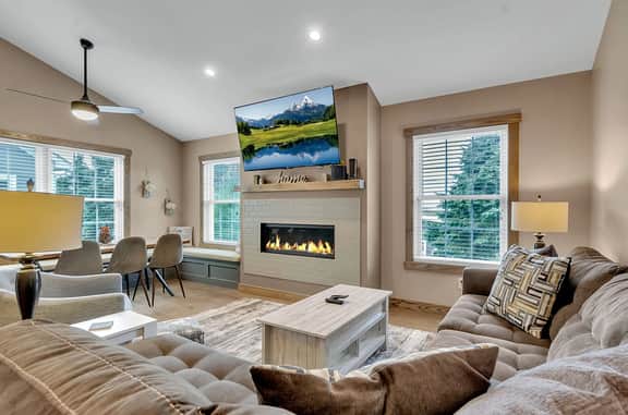Luxurious 3-Bedroom Townhouse, Walk to Village - Image 3