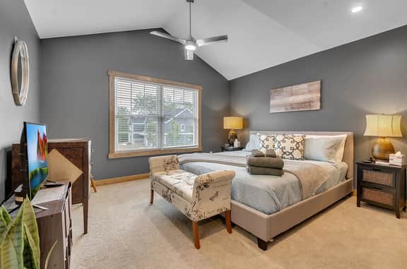 Luxurious 3-Bedroom Townhouse, Walk to Village - Image 4