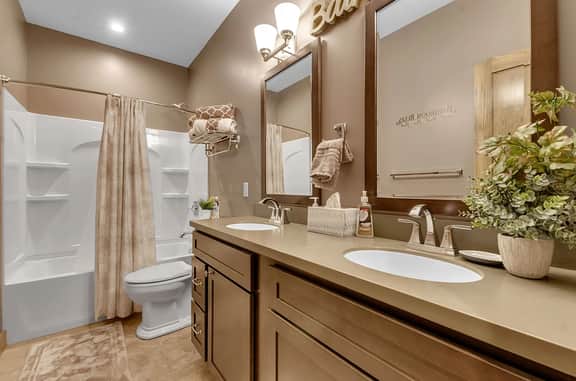 Luxurious 3-Bedroom Townhouse, Walk to Village - Image 5