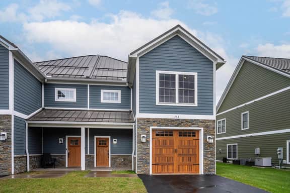 Village Townhouse, Walk to Shops, Garage - Image 5
