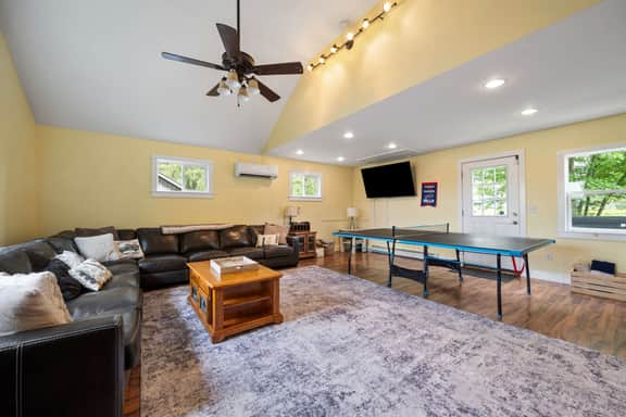 Spacious Family Retreat, Two Living Rooms, Hot Tub - Image 3