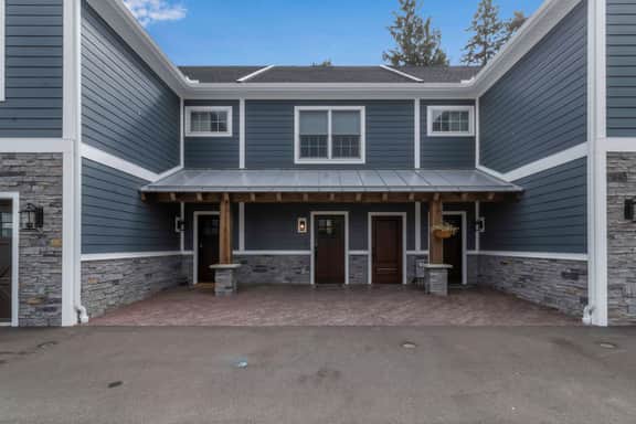 Spacious Townhome with Fireplace - Image 5
