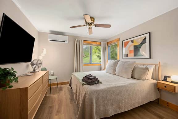 SnowPine Condo, Sleeps 8, A/C, Fireplace - Image 3