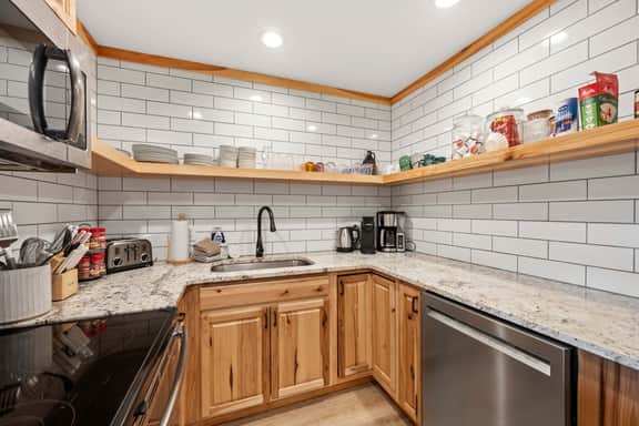 SnowPine Condo, Sleeps 8, A/C, Fireplace - Image 2