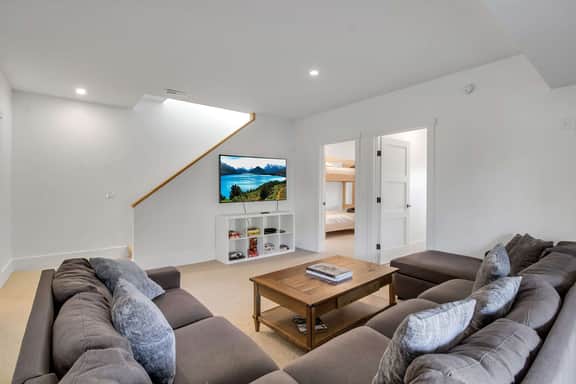 Magnificent Chalet, Sweeping Views and Hot Tub - Image 4