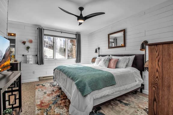 Modern Townhome, 2 Decks, Fireplace - Image 4