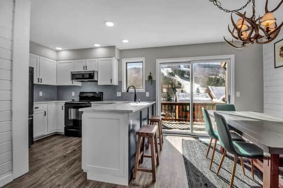 Modern Townhome, 2 Decks, Fireplace - Image 2