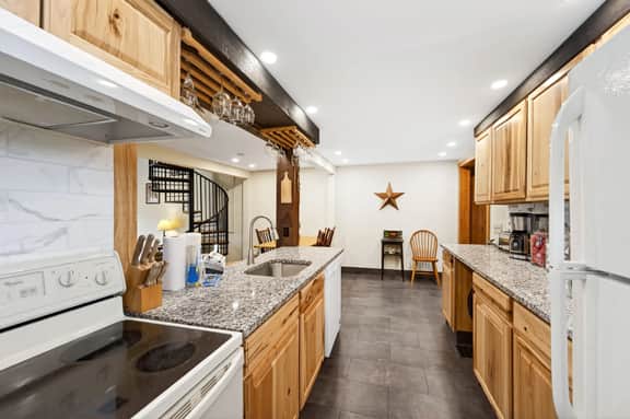 3-Bed Family Townhouse with Scenic Views & Patio - Image 2