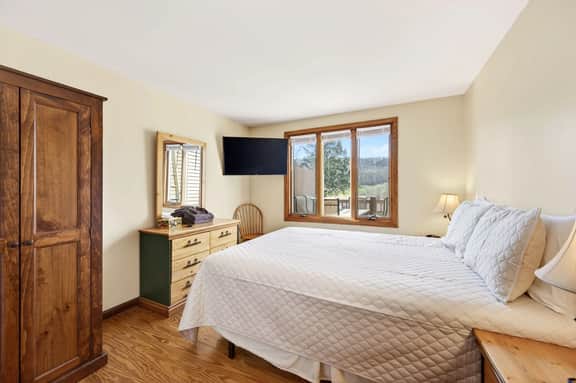 3-Bed Family Townhouse with Scenic Views & Patio - Image 3
