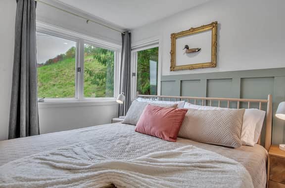 SnowPine Condo, King Bed, 2 Full Baths - Image 3